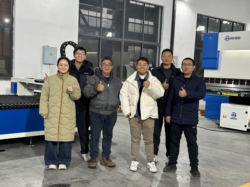 Khách hàng Indonesia ghé thăm nhà máy của chúng tôi để chấp nhận thiết bị và tham quan trang web của người dùng cuối